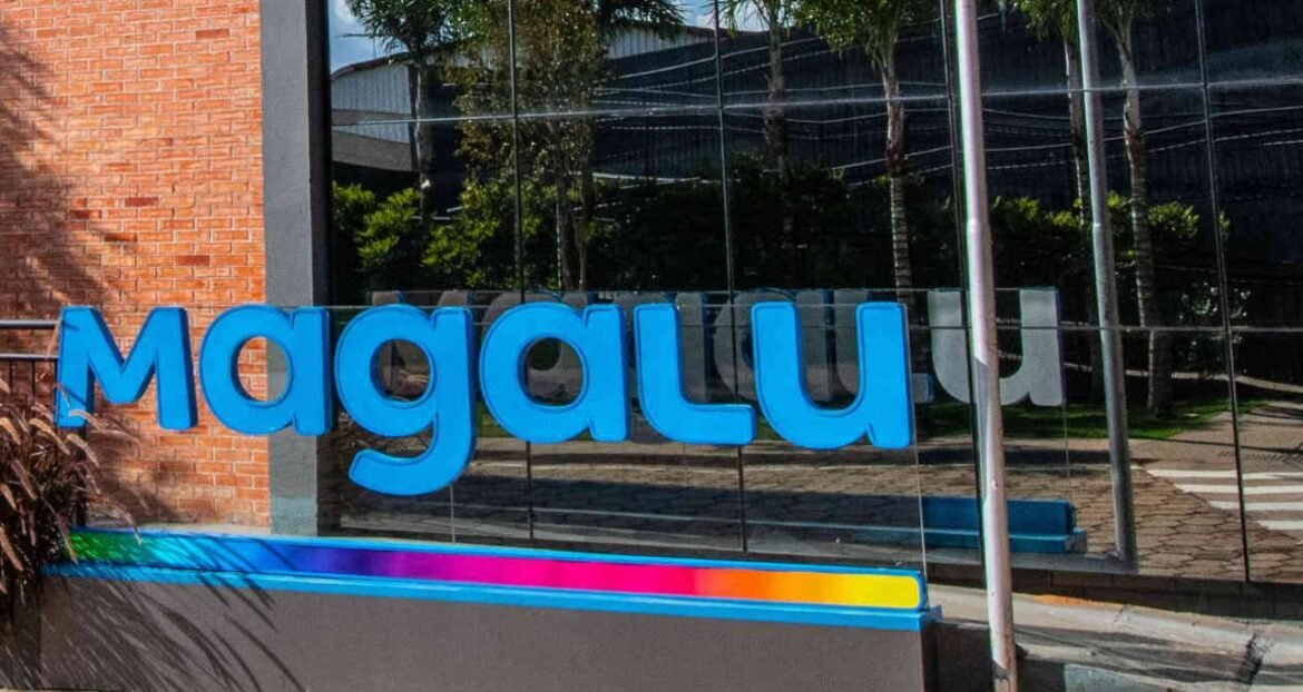 Magazine Luiza (MGLU3) registra prejuízo de R$ 72,5 milhões no 2T26; CFO afirma: 'Trabalhamos para retornar ao lucro independentemente dos juros'