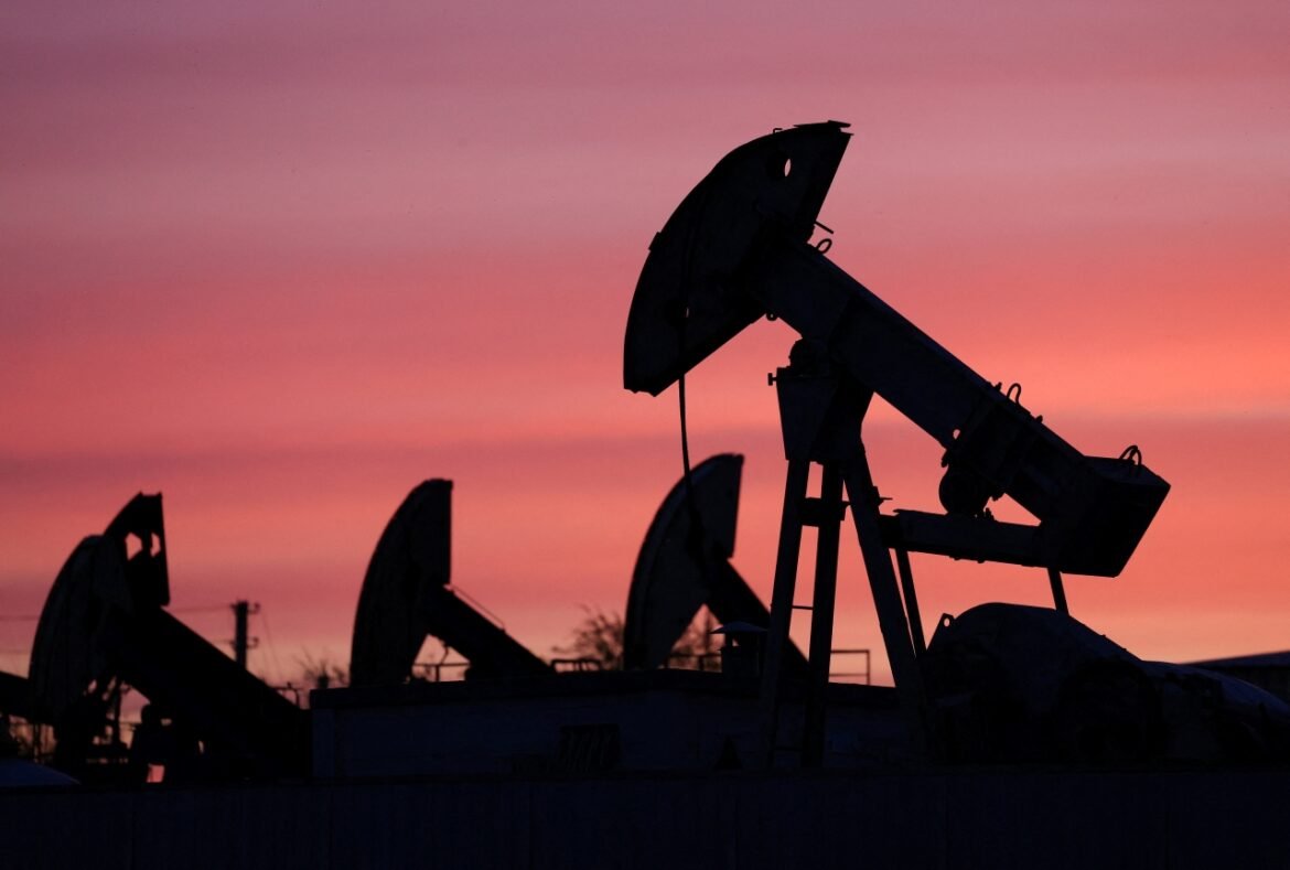 Petróleo fecha acima de US$ 91 sem perspectiva de acordo sobre Ormuz