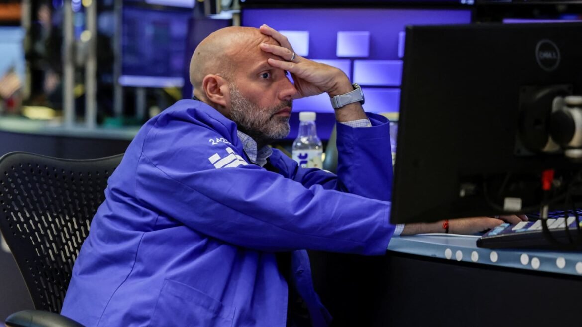 Rendimento dos títulos sobe enquanto investidores analisam plano de recompra da dívida do Tesouro.