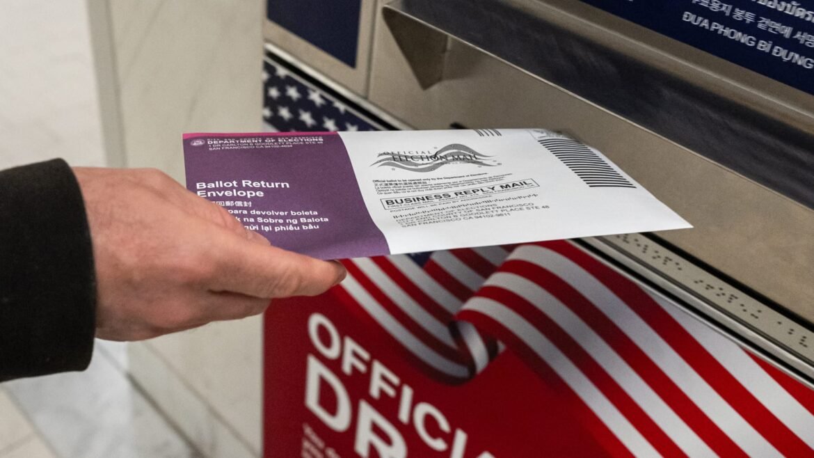 Suprema Corte permite que Trump avance nas restrições ao voto por correspondência
