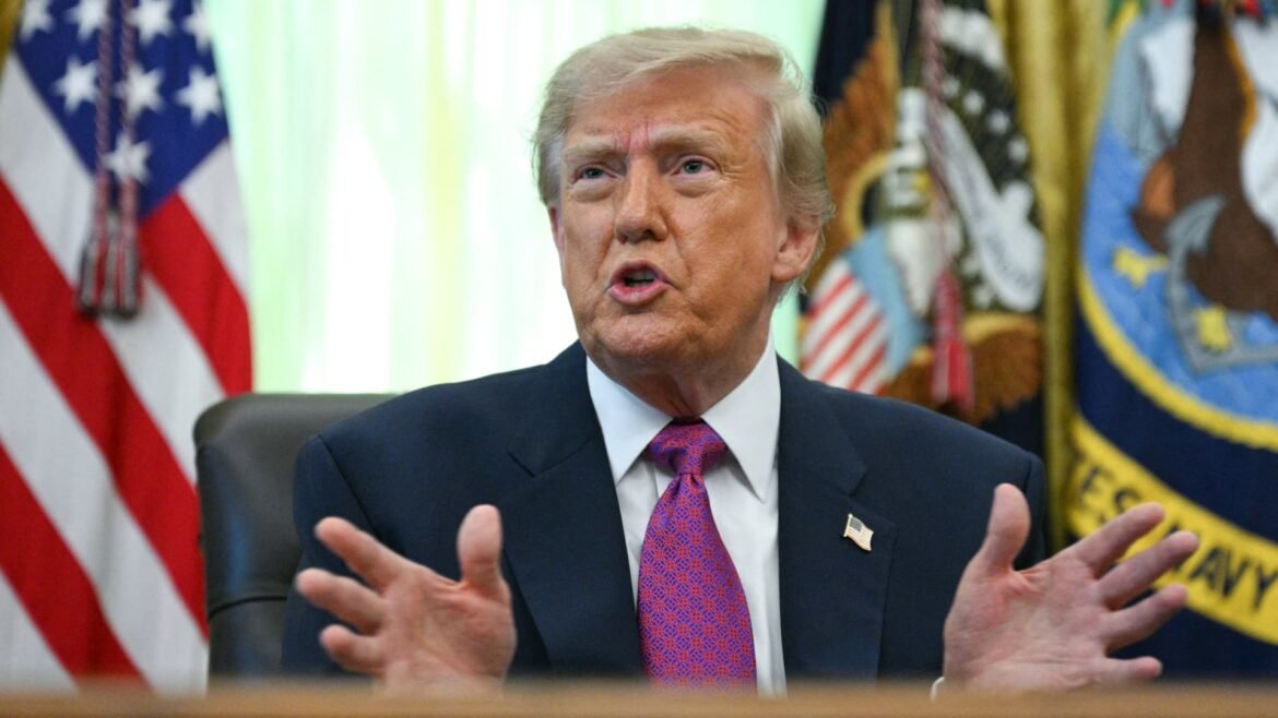 Trump perde tentativa de transferir caso do pagamento de silêncio em Nova York para a corte federal.