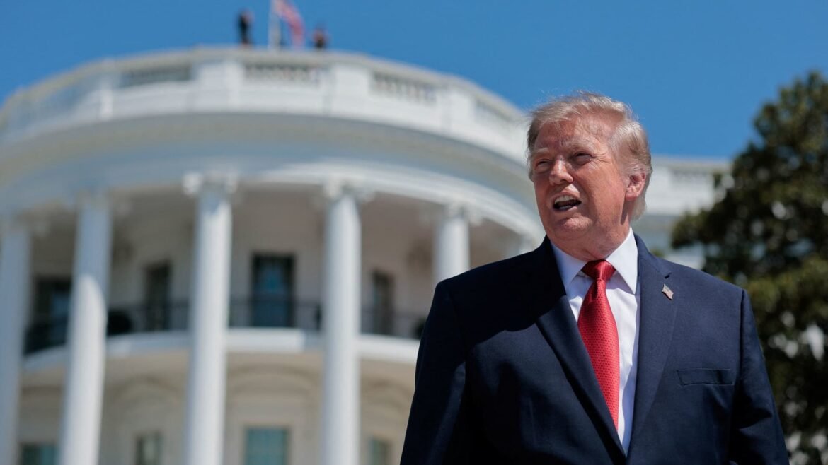Trump reestrutura seu portfólio em junho: vende ações da Meta e compra Berkshire Hathaway.